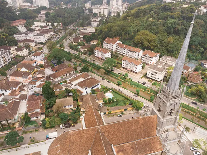 foto com drone da catedral sao pedro de alcantara