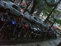 carros e motos perto da rua do imperador em petropolis
